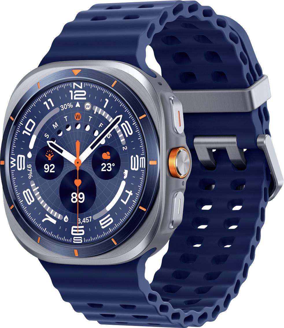 Une montre connectée avec un bracelet bleu affiche l'heure, la date, le rythme cardiaque et des icônes météorologiques sur son cadran rond. Elle possède un boîtier argent et orange.