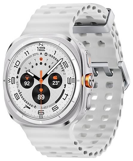 Une montre connectée argentée avec un bracelet de sport blanc affichant un cadran de style analogique, les conditions météorologiques et des mesures d'activité.