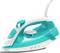 Un fer à vapeur électrique blanc et turquoise avec un réservoir d'eau transparent et un bouton de réglage de température sur le corps.
