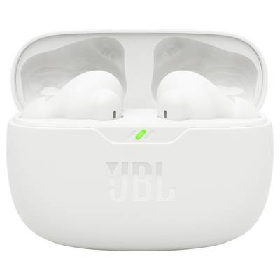 Écouteurs sans fil blancs dans un boîtier de charge ouvert avec un voyant LED vert visible, portant la marque « JBL » sur l'avant.