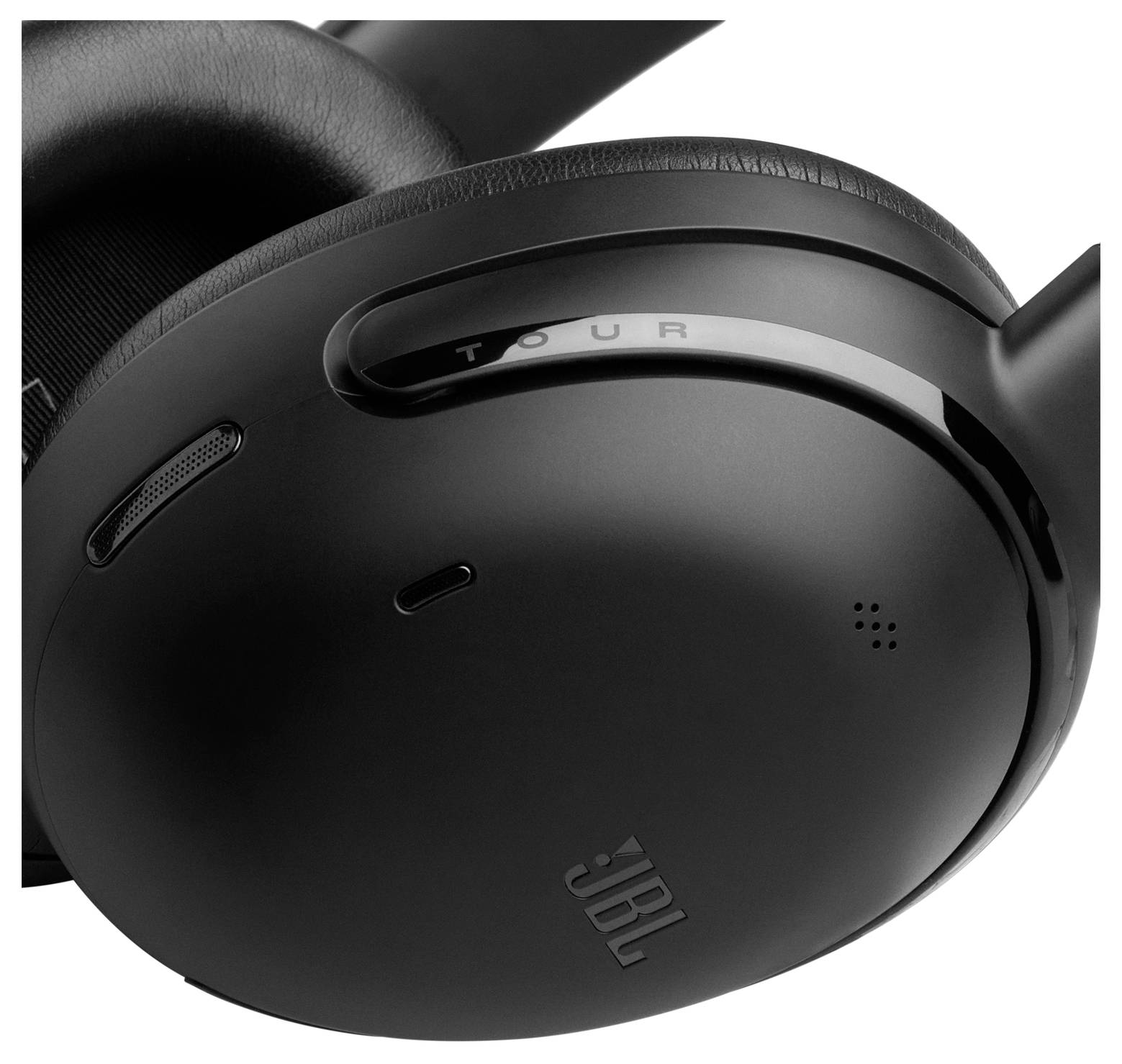 Casque audio noir circumaural avec le mot 'TOUR' sur le côté, présentant un design épuré et le logo JBL.