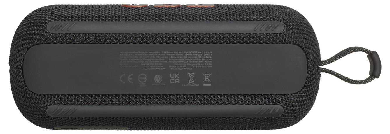 « Vue de dessous d'un haut-parleur portable cylindrique noir avec boutons de contrôle, surface texturée et détails du fabricant en texte blanc. »