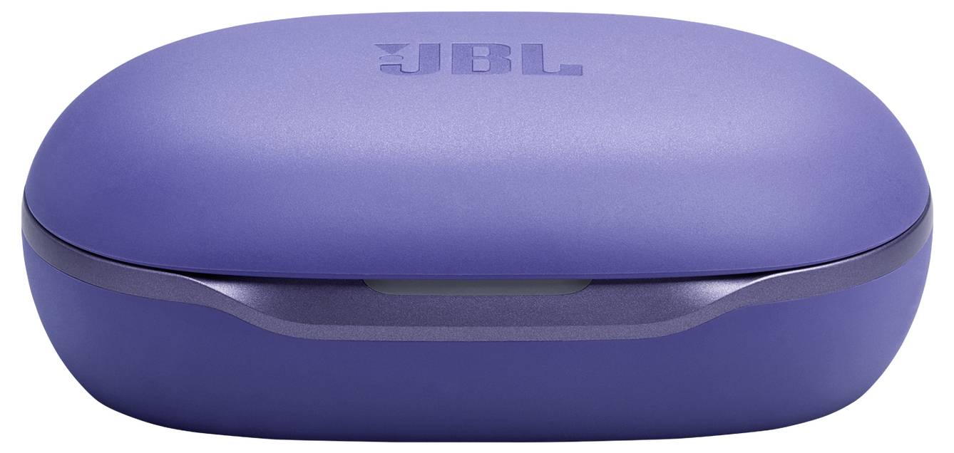Un étui de charge pour écouteurs JBL de couleur violette, avec le logo sur le dessus, fermé et présenté depuis un angle frontal.
