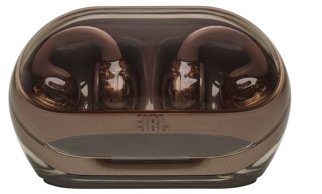 Écouteurs dans un étui de charge transparent de couleur marron, mettant en avant le logo de la marque à l'avant.