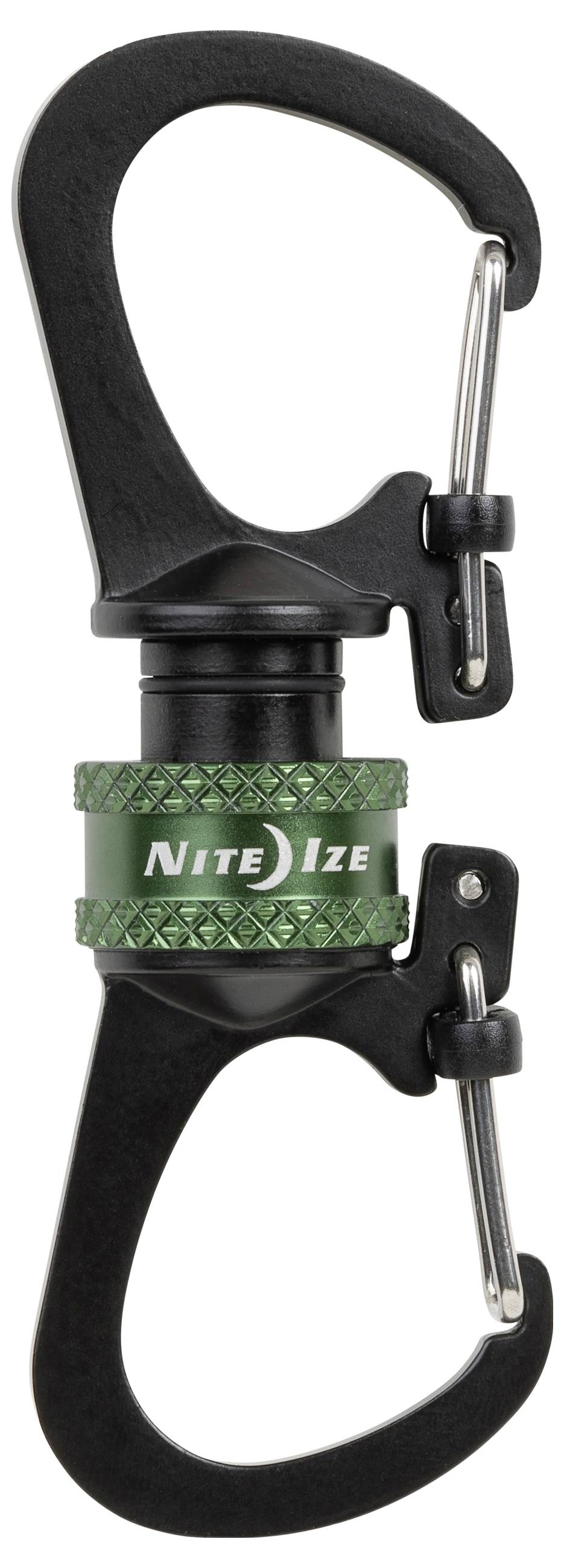 Un mousqueton noir à double portillon avec un verrou à vis vert, portant l'étiquette 'Nite Ize', conçu pour connecter des objets de manière sécurisée.