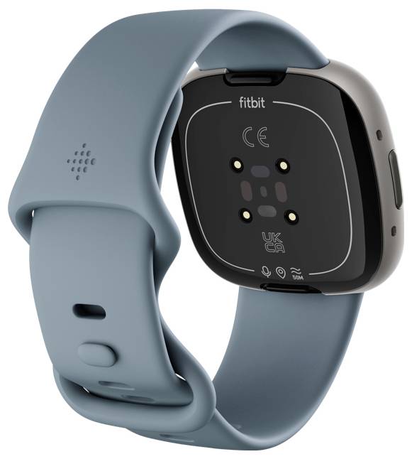 Une montre connectée avec un bracelet bleu, montrant la vue arrière révélant des capteurs et des marquages réglementaires.