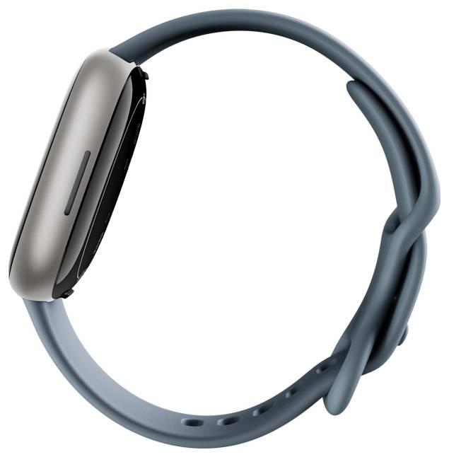 Une montre connectée élégante, argentée, avec un bracelet bleu marine, présentée de profil, soulignant son design minimaliste et ses bords arrondis.