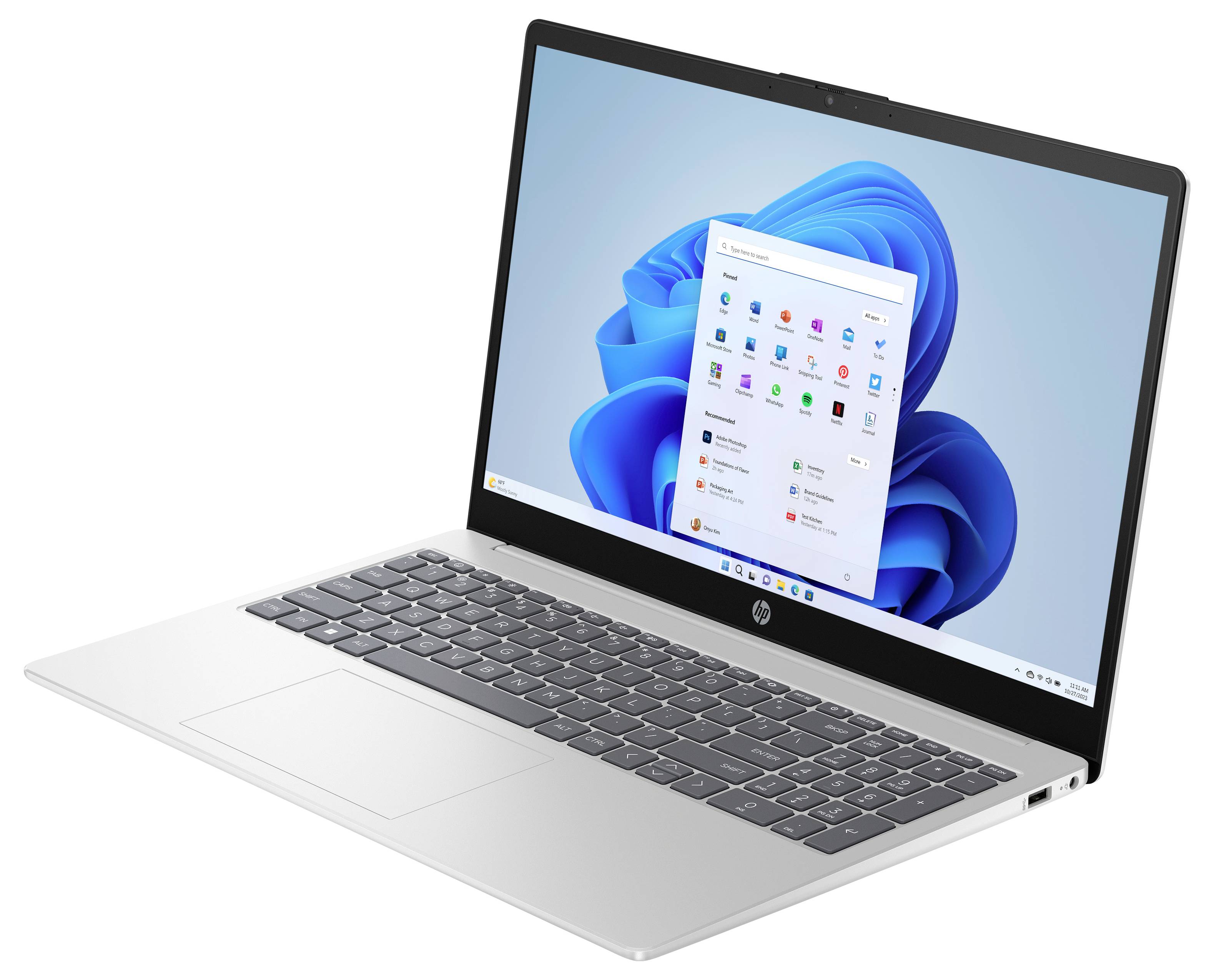 Un ordinateur portable argenté affichant le menu de démarrage de Windows 11 sur son écran.