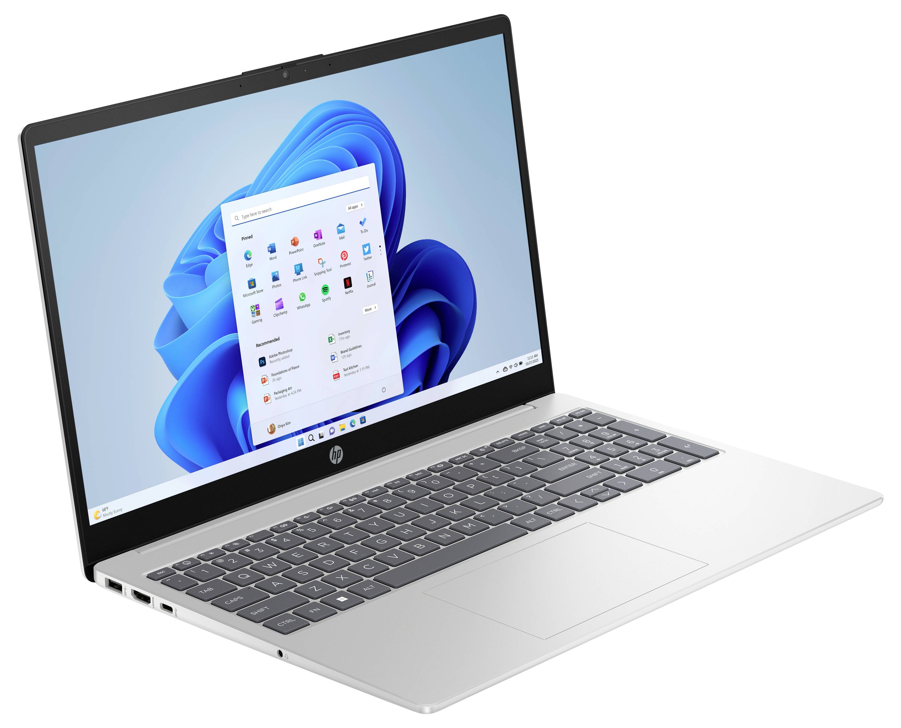 Un ordinateur portable argenté et élégant affichant l'écran d'accueil de Windows 11 avec des icônes d'applications, ouvert sous un léger angle, présentant un design minimaliste.