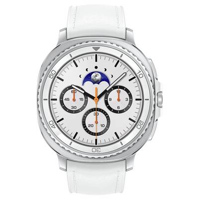 Une montre connectée argentée avec un bracelet blanc affiche un cadran de style analogique, présentant trois sous-cadrans et un indicateur de phase lunaire en haut.