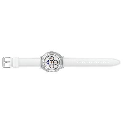 Une montre connectée blanche avec un cadran rond affichant plusieurs cadrans et des accents orange-bleu, attachée à une sangle blanche.