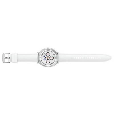 Une montre-bracelet blanche avec un boîtier en argent et un bracelet blanc. Le cadran rond présente trois petits cadrans à l'intérieur, révélant un design élégant.