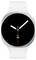 Une montre connectée ronde avec un bracelet blanc affiche l'heure sur un écran sombre, montrant les aiguilles des heures et des minutes, avec la mention « SAM 28 » en dessous des aiguilles.