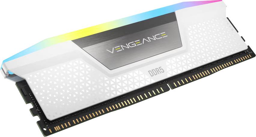 Un module de mémoire DDR5 blanc et coloré avec éclairage RVB étiqueté 'Vengeance', présentant un design élégant avec des contacts en cuivre pour l'installation.
