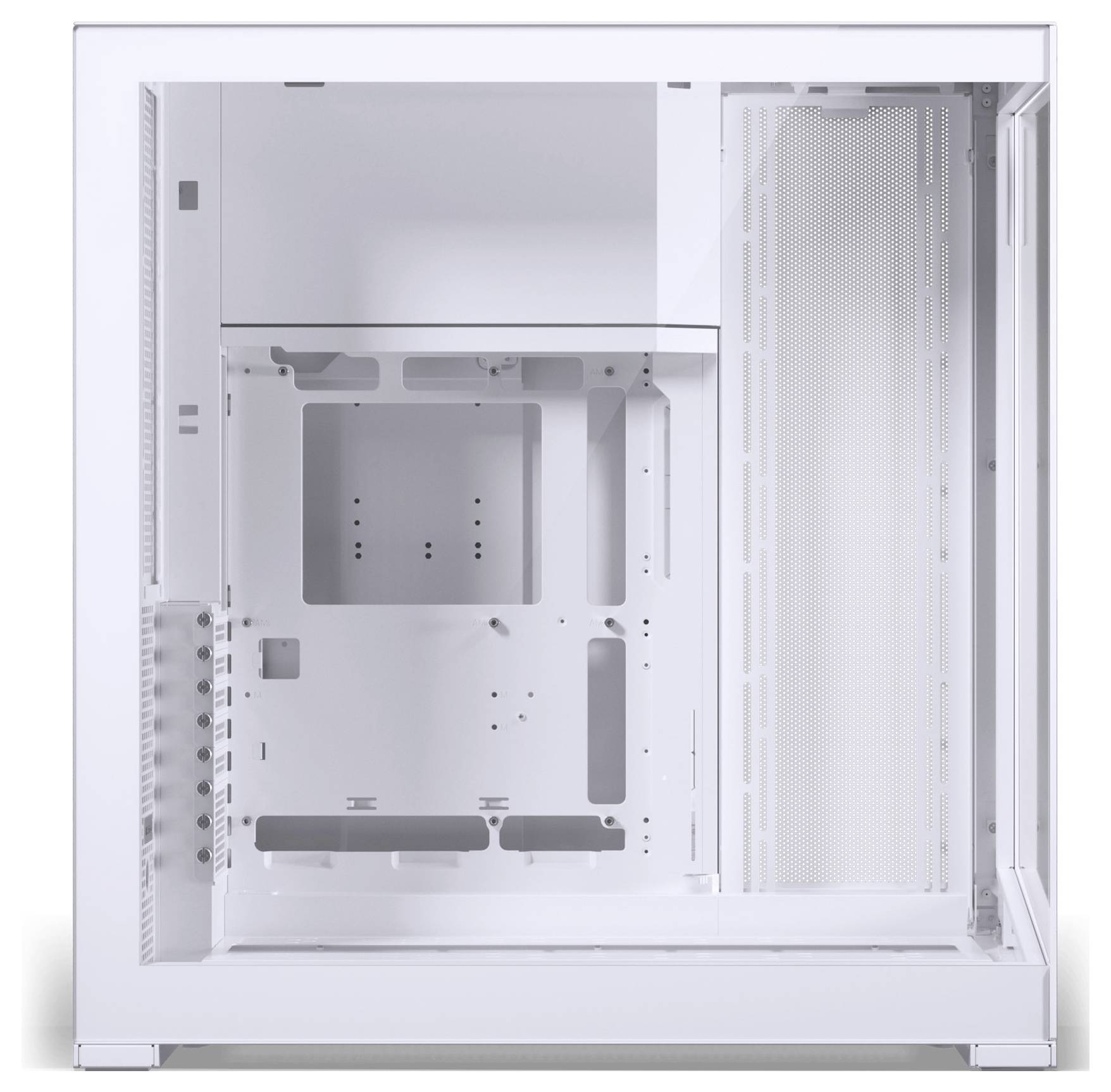 Un boîtier d'ordinateur blanc avec un côté ouvert, montrant des espaces de montage intérieurs pour les composants et un panneau en maille pour la ventilation sur la droite.