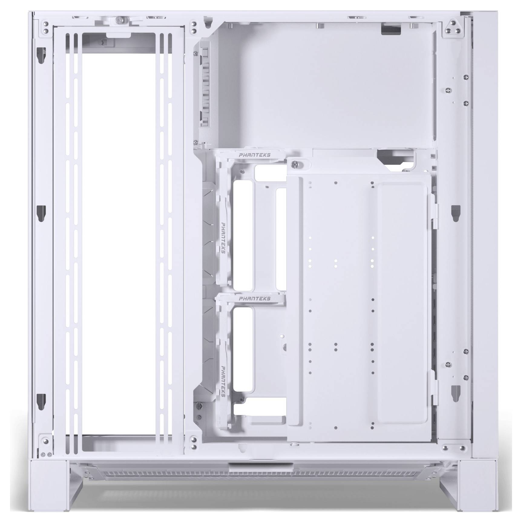 Intérieur d'un boîtier d'ordinateur blanc avec plusieurs espaces de montage pour composants tels que la carte mère, l'alimentation et les disques de stockage.