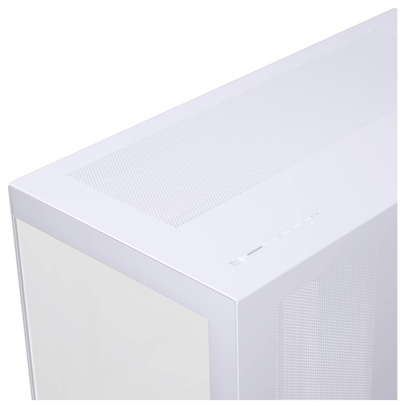 Boîtier d'ordinateur blanc avec un dessus en maille pour la ventilation et un design minimaliste.