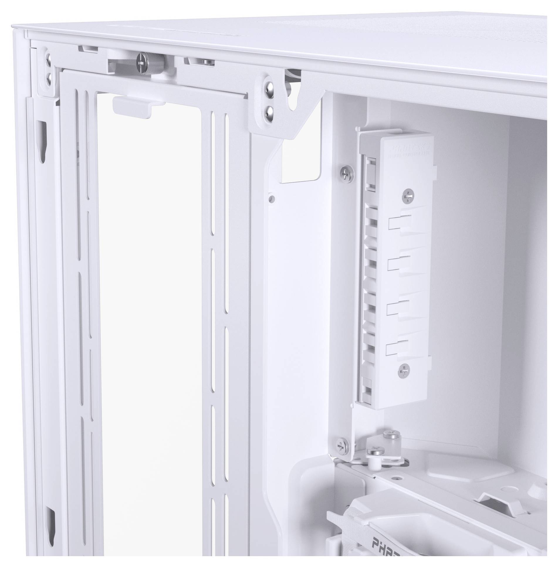 Vue intérieure d'un boîtier d'ordinateur blanc montrant des supports de fixation et un espace vide pour les composants, indiquant un espace de personnalisation du matériel.