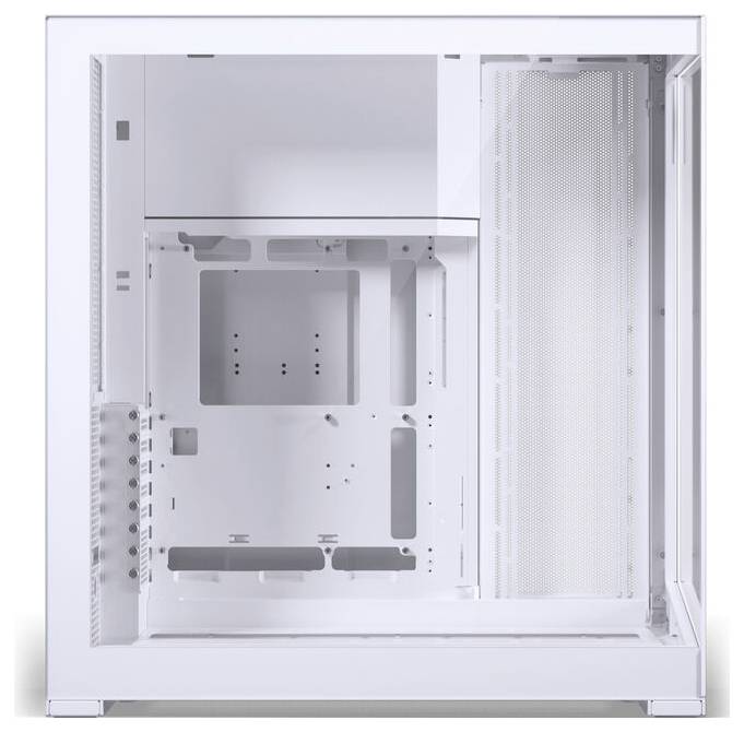 Un grand boîtier d'ordinateur vertical blanc avec un panneau latéral transparent, montrant la structure intérieure vide et les grilles de ventilation.