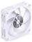 Un ventilateur de refroidissement d'ordinateur blanc avec un moyeu central en argent et des pales élégantes conçues pour un flux d'air efficace dans un boîtier PC.