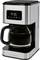Une cafetière en acier inoxydable avec une horloge numérique affichant '15:35'. Une carafe en verre remplie de café préparé est placée dans l'appareil.