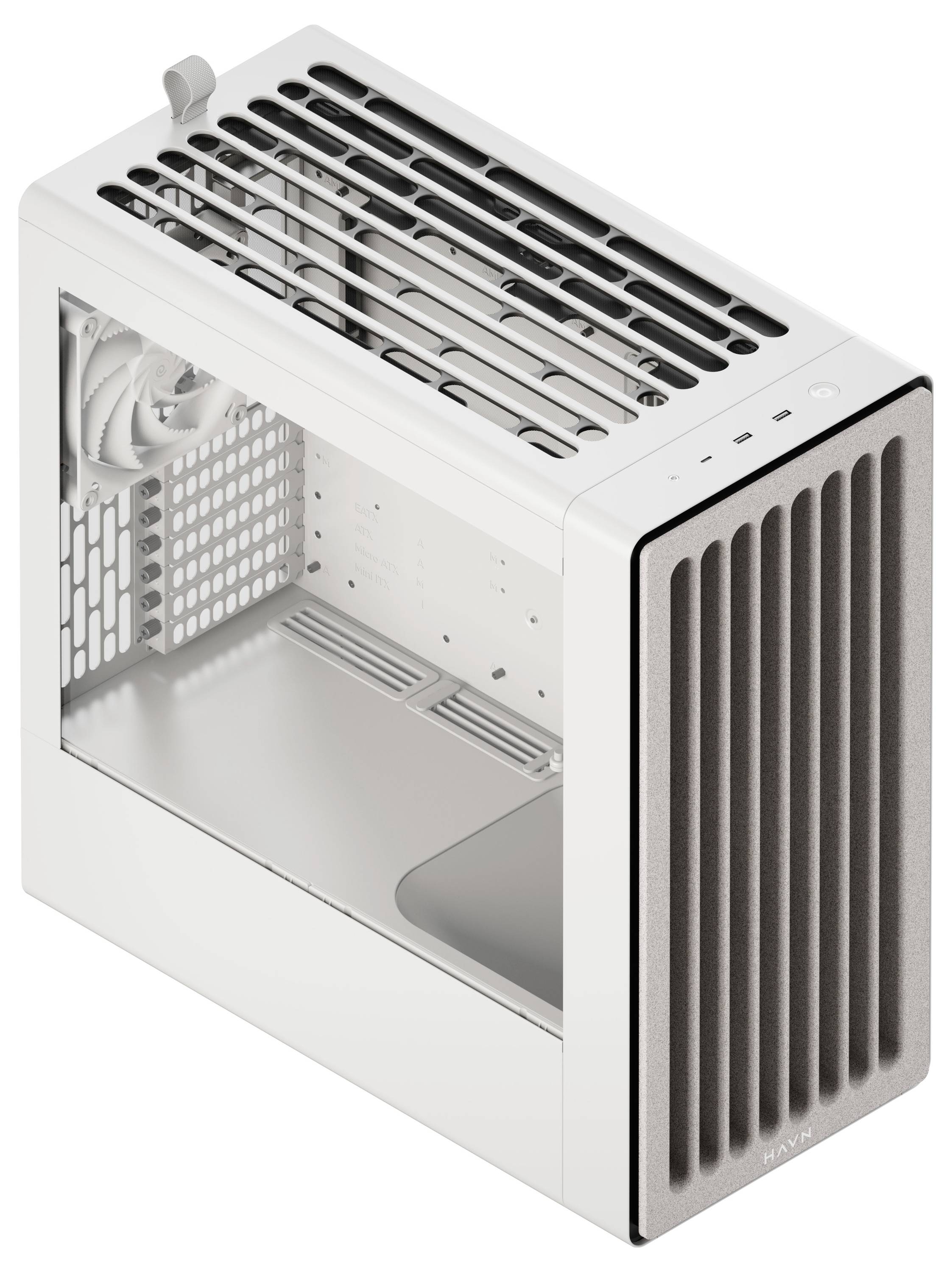 Un boîtier PC blanc avec un panneau latéral transparent, des évents de refroidissement en haut, et une grille avant en maille pour la circulation de l'air. Il dispose de plusieurs ouvertures pour ports.