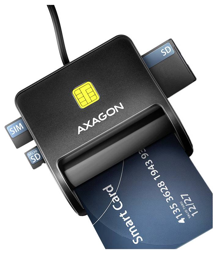Un lecteur de cartes étiqueté « AXAGON » avec des fentes pour cartes SIM, micro SD et SD, présentant une carte à puce en cours d'insertion.