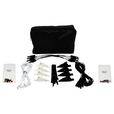 Un sac de transport noir entouré de divers accessoires de test électronique, comprenant des câbles, des pinces et de petits sachets de connecteurs.