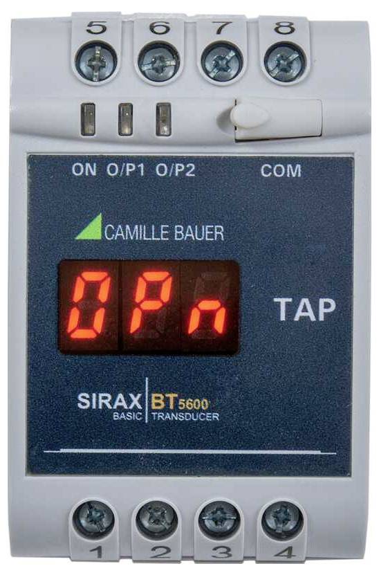 Un appareil numérique affichant 'OPn' en rouge, avec des étiquettes pour les connexions et les modes. Il dispose d'un panneau d'indicateurs et est marqué de la marque 'Sirax BT5600'.