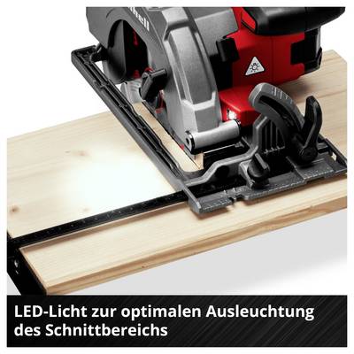 Scie circulaire manuelle sur bois avec éclairage LED pour une meilleure visibilité dans la zone de coupe.