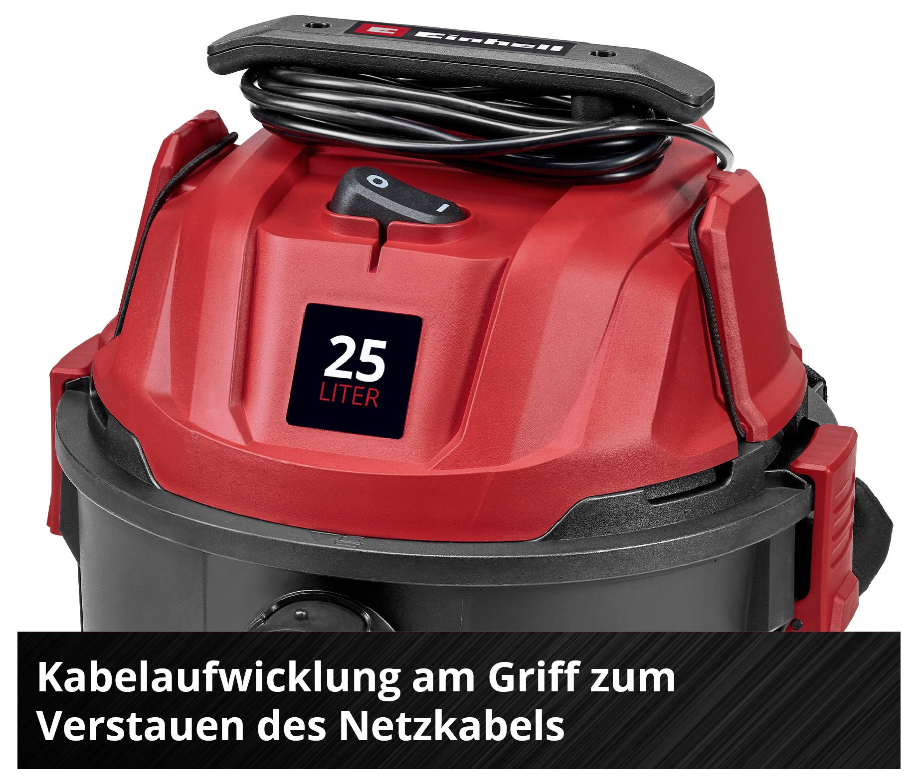 Aspirateur rouge et noir avec un volume de 25 litres. Enroulement du câble sur la poignée pour le rangement du cordon secteur.