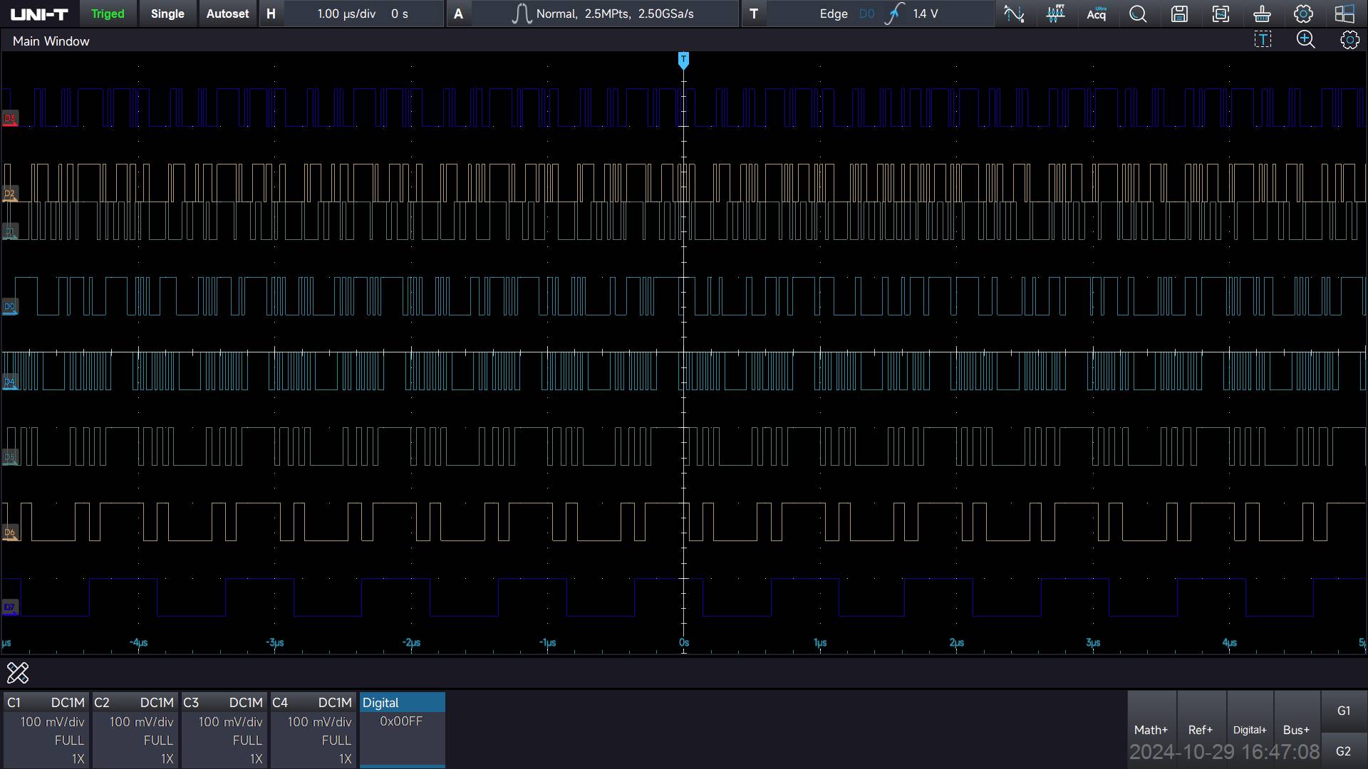 'Oscilloscope affichant des signaux numériques sur huit canaux, avec des variations de largeur d'impulsion et de fréquence. Date : 2024-10-29.'