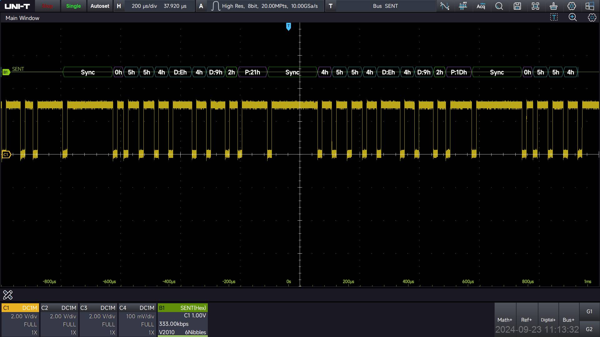 « Affichage d'oscilloscope montrant une forme d'onde numérique avec des signaux d'impulsion étiquetés Sync, D19, D18, etc., sur une grille avec des marqueurs de temps. »