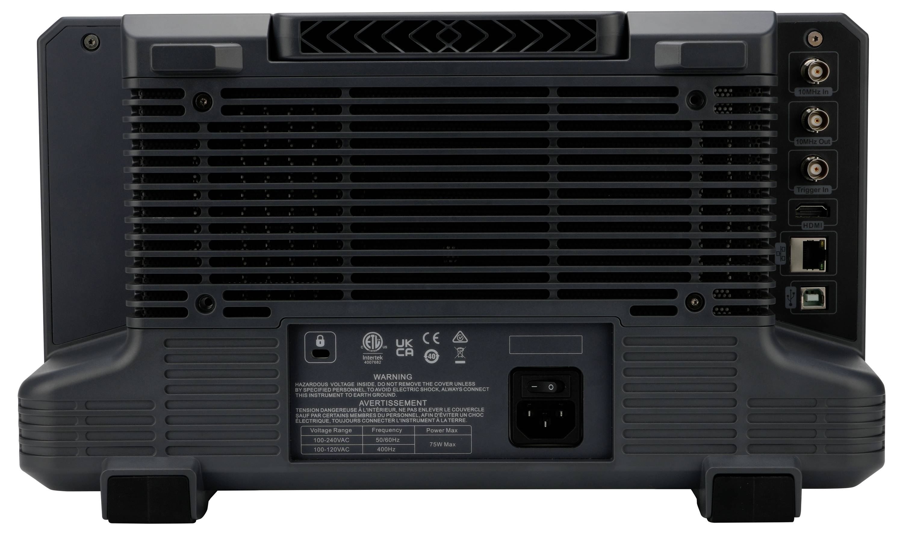 « Vue arrière d'un appareil électronique montrant des grilles de ventilation, plusieurs ports dont Ethernet et l'entrée d'alimentation, et des étiquettes de certification. »