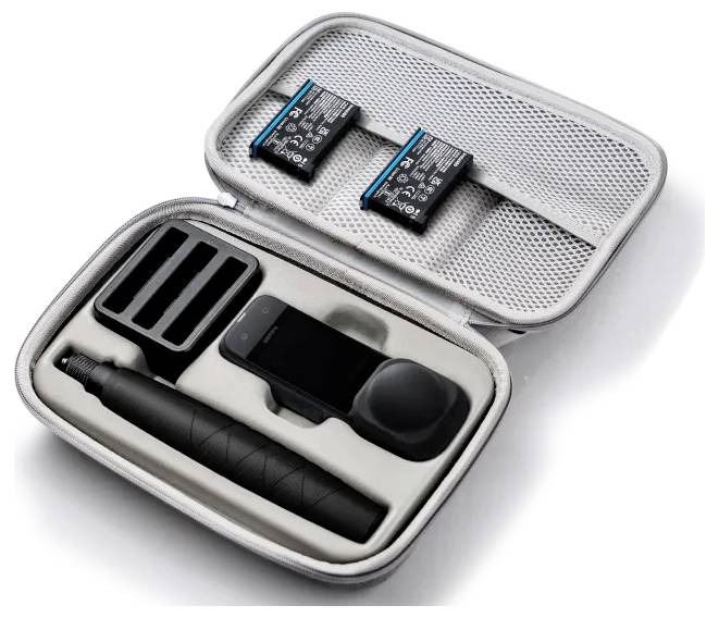 Un kit de photographie compact dans un étui gris comprend un stabilisateur à main, un appareil photo, un couvercle d'objectif et deux batteries de rechange.