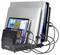 Station de charge 'Voltcraft UC-10ACQ' avec plusieurs appareils : ordinateurs portables, tablettes et un smartphone, tous connectés pour le chargement.