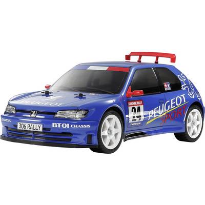 Une voiture de rallye bleue modélisée avec le logo 'Peugeot Sport', portant le numéro 26. Elle présente un aileron proéminent et des décalcomanies détaillées.