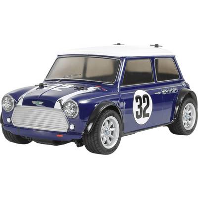 Une voiture miniature bleue et blanche avec un numéro '32' sur le côté, ressemblant à une voiture de course Mini Cooper vintage.