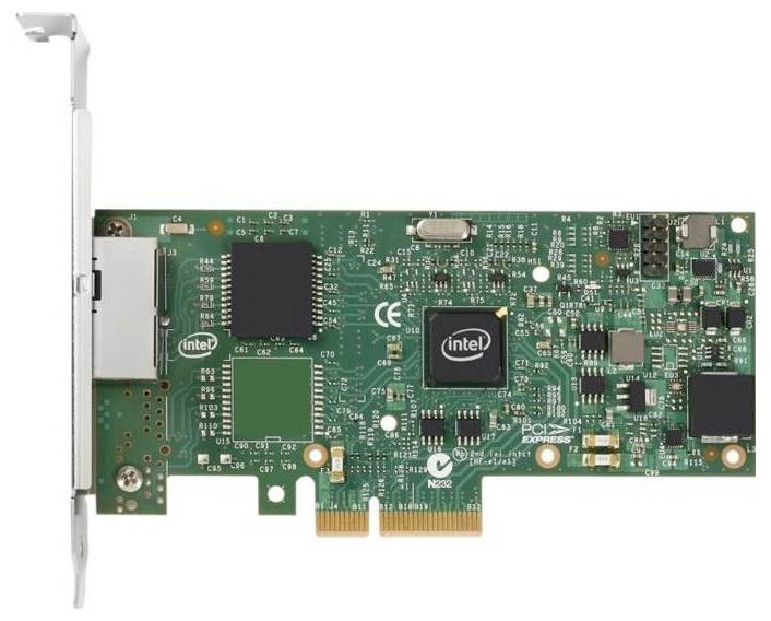 « Un circuit imprimé vert avec divers composants électroniques, notamment des puces et un connecteur PCIe, probablement une carte adaptateur réseau. »