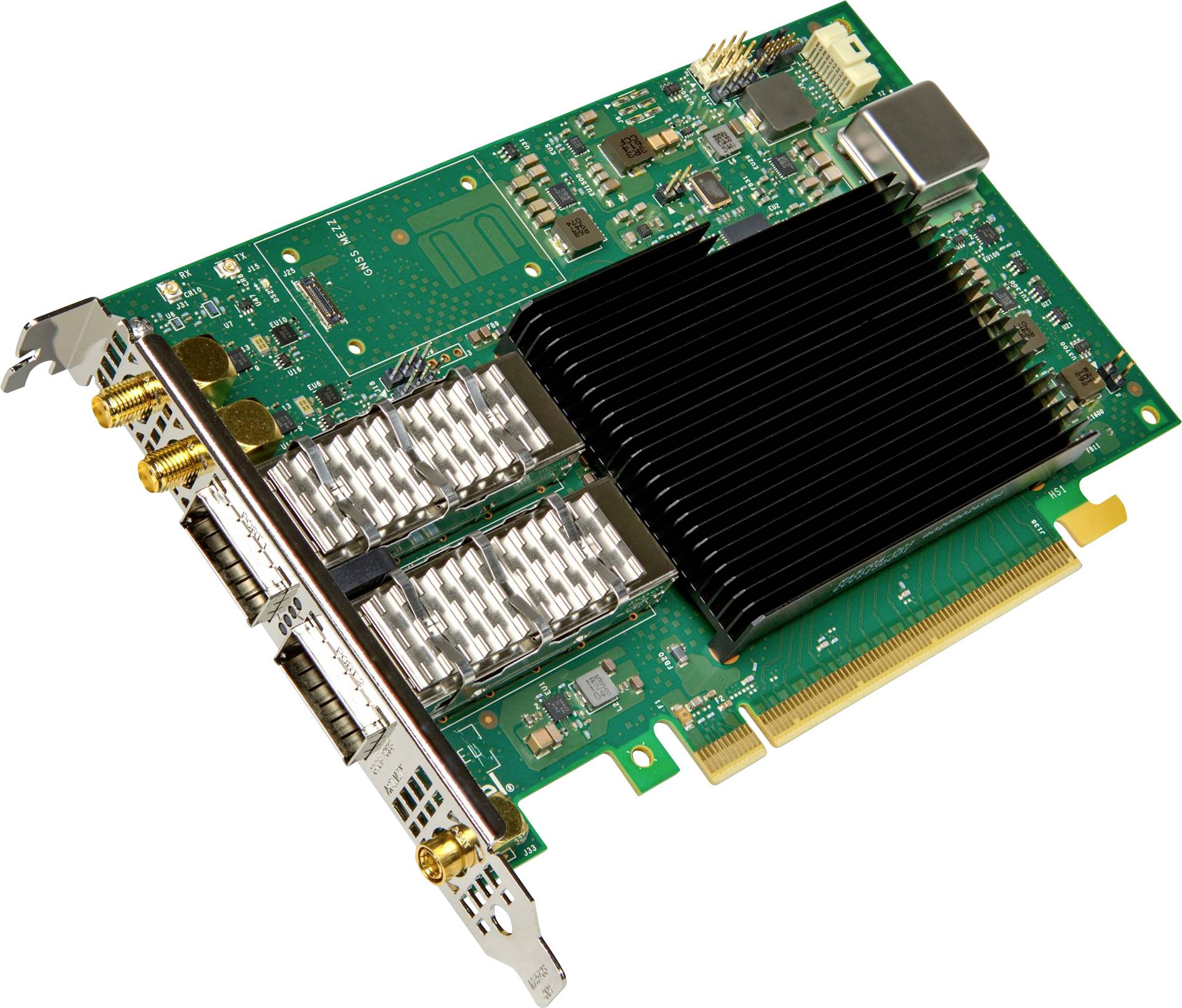 Une carte de circuit imprimé verte avec des composants métalliques et des connecteurs, présentant un grand dissipateur thermique noir et un connecteur PCIe doré sur le bord.
