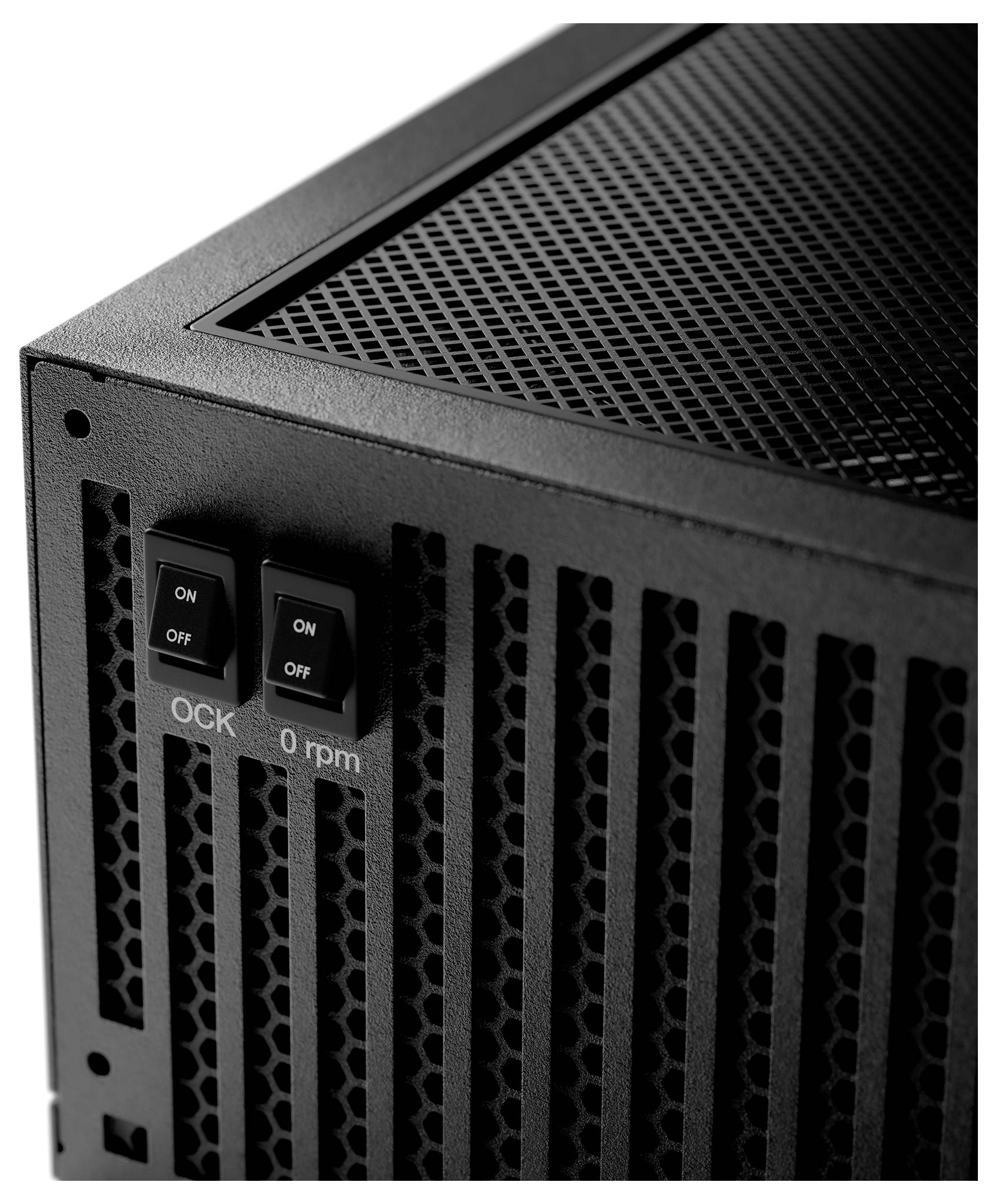 Gros plan sur un appareil électronique noir avec des panneaux ventilés, présentant deux boutons étiquetés « MARCHE/ARRÊT » et « OCK 0 tr/min » sur le côté.