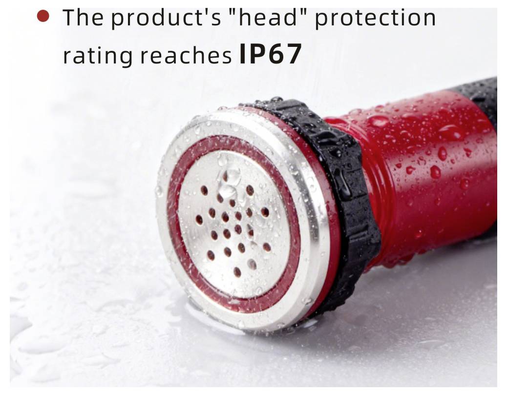 Un objet cylindrique rouge et noir sur une surface humide avec une extrémité métallique. Le texte indique : « La classification de protection de la "tête" du produit atteint IP67. »