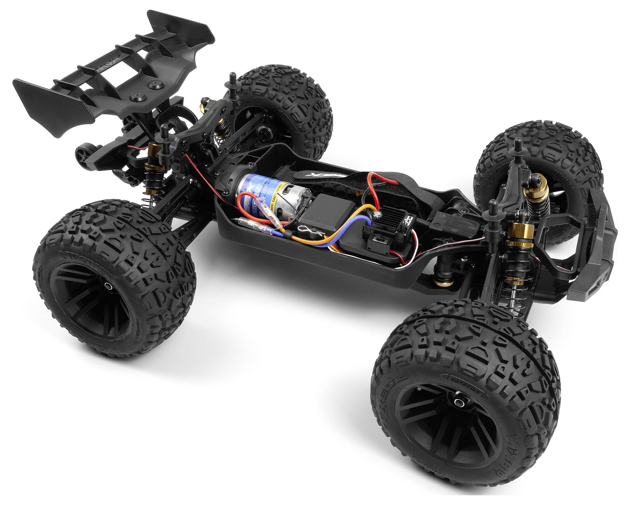 Un châssis de voiture télécommandée avec de grandes roues, un système de suspension, et des fils et composants apparents, mettant en valeur sa capacité tout-terrain.