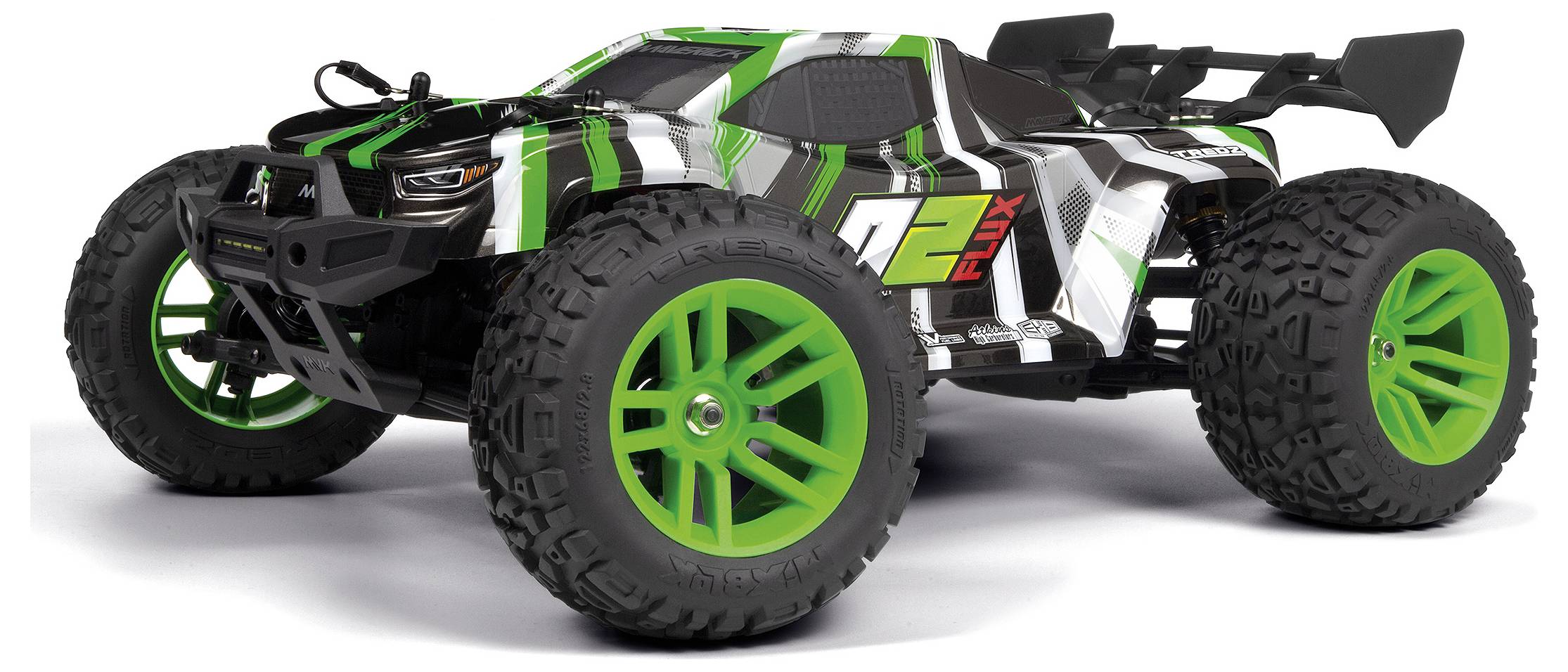 Une voiture télécommandée verte et noire avec de grandes roues robustes et un design sportif, adaptée aux courses tout-terrain.