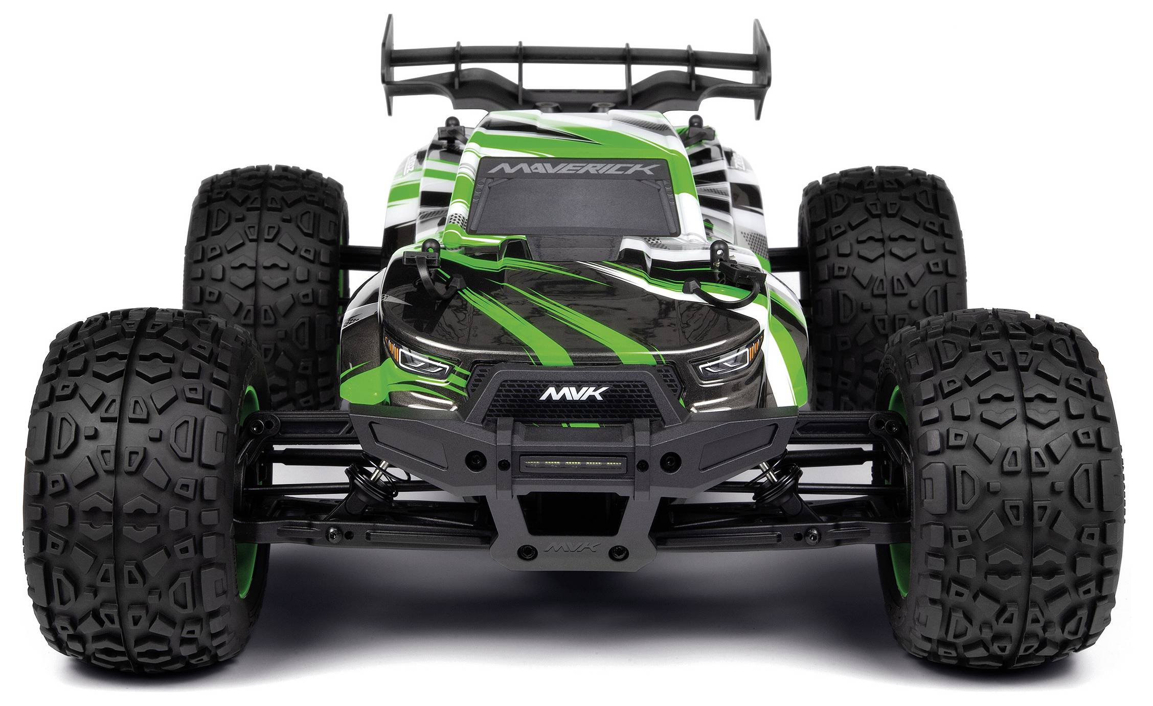 Un camion télécommandé vert et noir avec de grandes roues et un design aérodynamique, vu de face, mettant en valeur sa structure robuste.