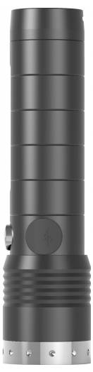 Une lampe de poche noire cylindrique avec une poignée texturée et une base en métal argenté, placée verticalement.