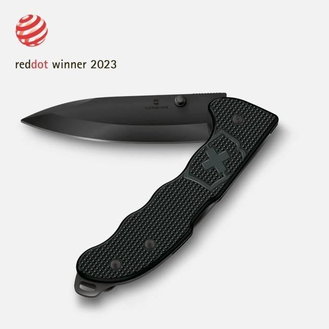 Couteau pliant Victorinox noir avec poignée texturée, présenté ouvert à côté du logo du prix « reddot winner 2023 ».