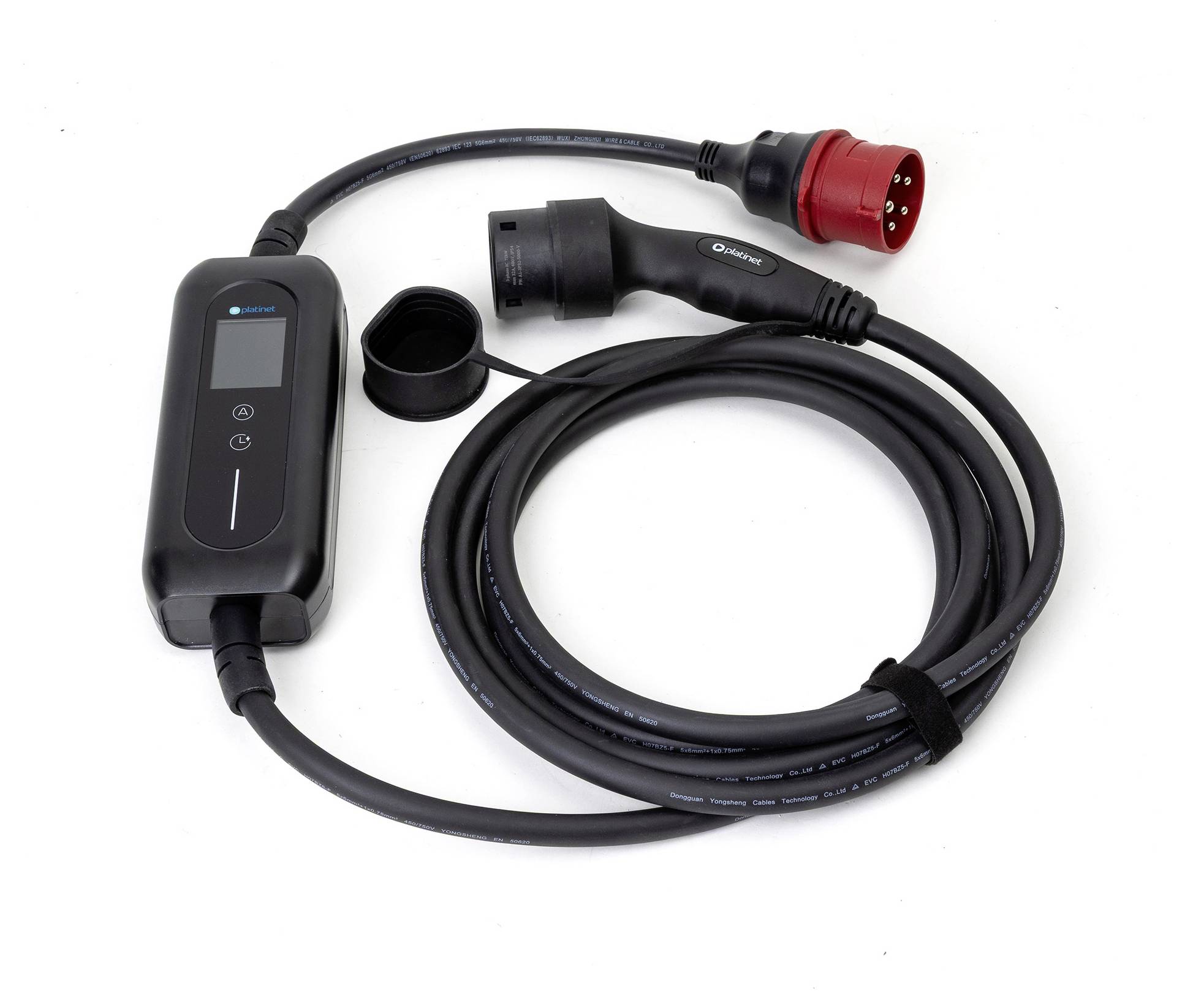 Un câble de charge électrique noir avec une prise industrielle rouge et un boîtier de commande avec affichage numérique, enroulé sur un fond blanc.