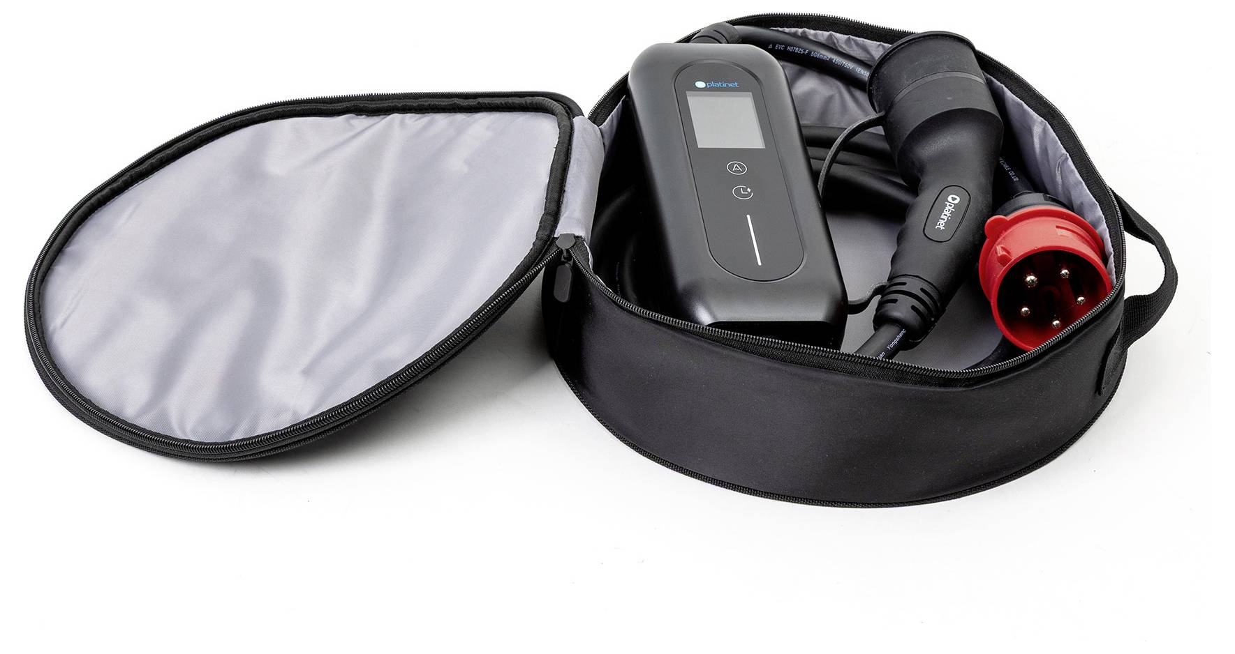 Un chargeur électrique portable pour véhicules électriques (VE) dans un étui noir, présentant une unité de contrôle avec un écran et une fiche de connexion.