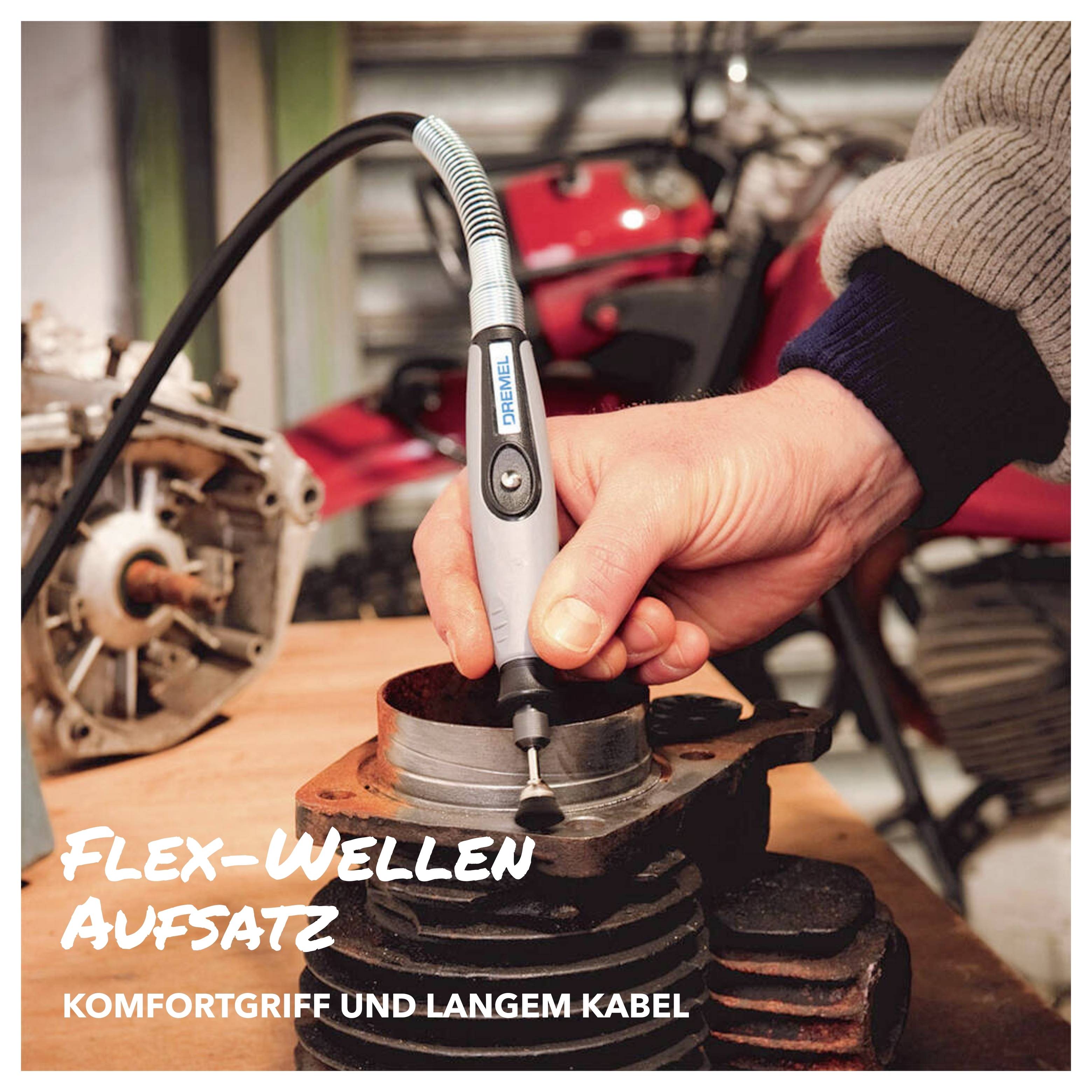 Une main utilise un outil avec un accessoire à arbre flexible sur une pièce de moteur. Le texte indique « Accessoire à arbre flexible » et « Poignée ergonomique et câble long ».